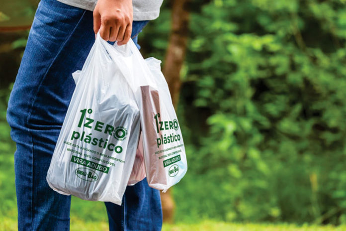 Comerciantes buscam por alternativas sustentáveis para o transporte de compras como os sacos feitos de zero plástico