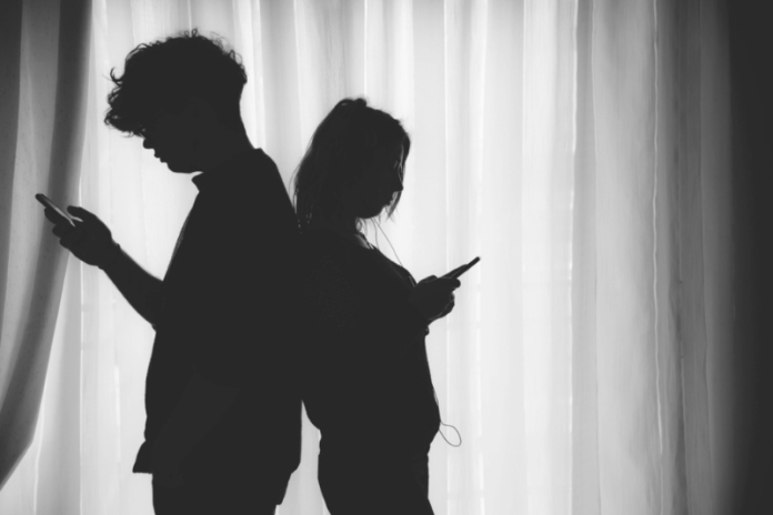 como evitar que as criancas participem de desafios e outras brincadeiras na internet