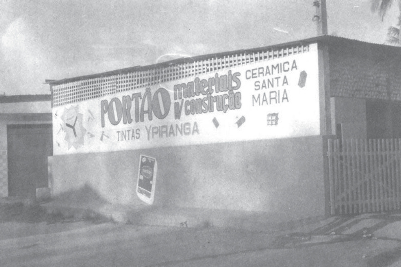 portao materiais de construcao completa 50 anos no municipio