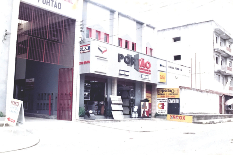 portao materiais de construcao completa 50 anos no municipio