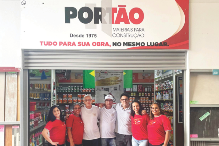 portao materiais de construcao completa 50 anos no municipio