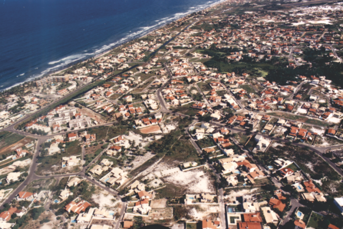 Vilas do Atlântico comemora 46 anos vista aerea da orla de lauro de freitas