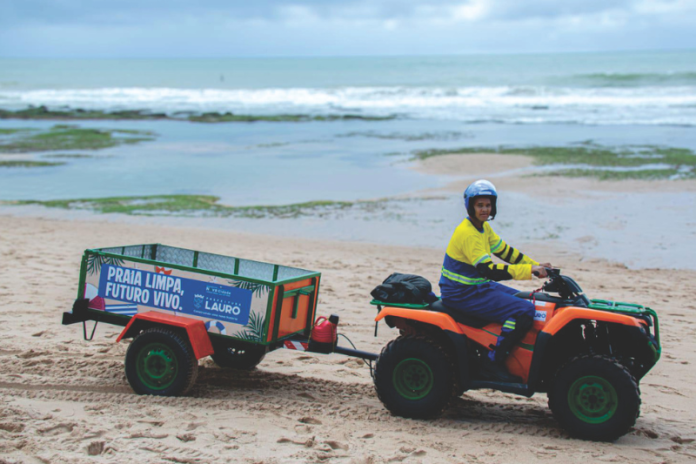 A prefeita Débora Regis integrou a equipe de voluntários, participando ativamente do mutirão de limpeza e fez mais: entregou um quadriciclo limpeza de praia em vilas do atlantico fez parte do movimento global world clean up day