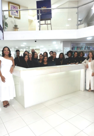 sob a gestão da empresária maria alice paraná, o espaço de dois andares vai além do conceito de um salão convencional