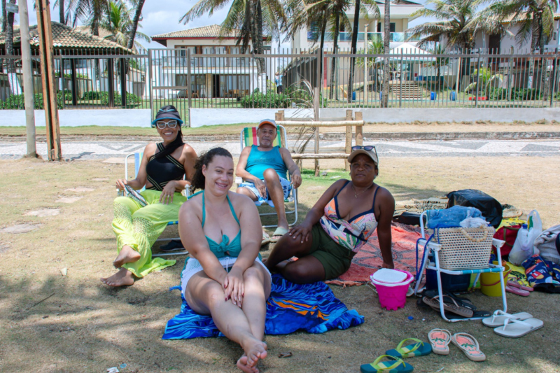 amigas aproveitam verao em lauro de freitas