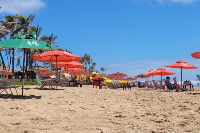 Frequentadores da praia de Vilas do Atlântico denunciam que discretamente está tomando corpo a prática de barraqueiros ocuparem previamente a faixa de areia montando estruturas vazias de cadeiras e sombreiros para aluguel praias de lauro de freitas sao invadidas por sombreiros