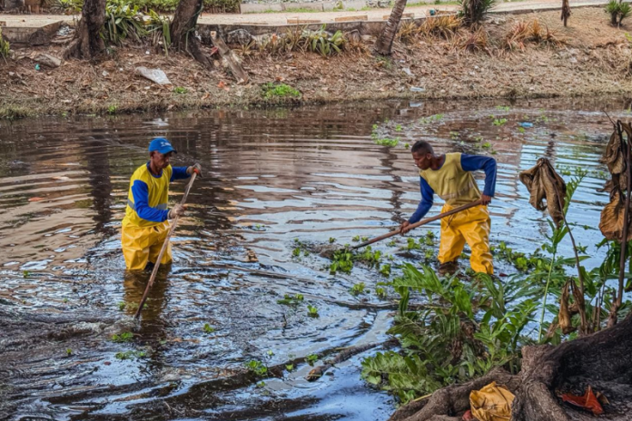 limpeza no rio sapato em vilas do atlantico