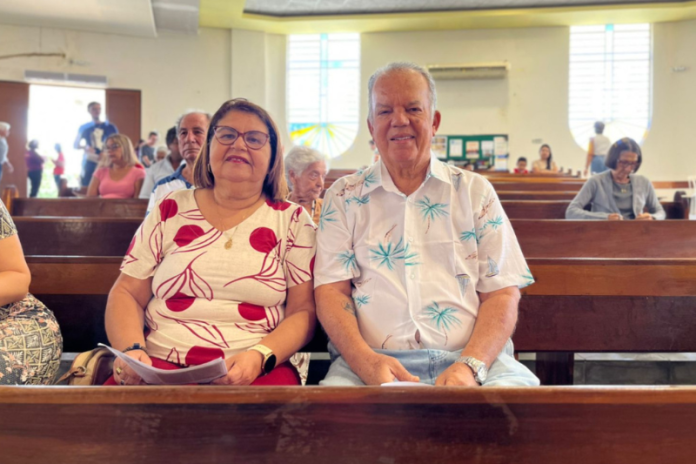 O casal Roberto e Magda Mascarenhas celebrou suas Bodas de Esmeralda casal completa 40 anos de casamento em vilas do atlantico