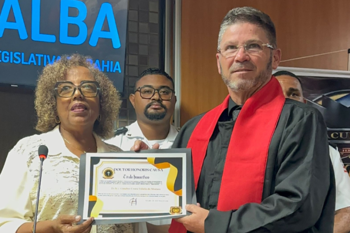 honraria foi concedida em reconhecimento aos relevantes servicos prestados por glauber moraes