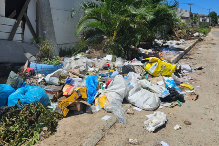 leitor relata lixo nas rua de buraquinho em lauro de freitas