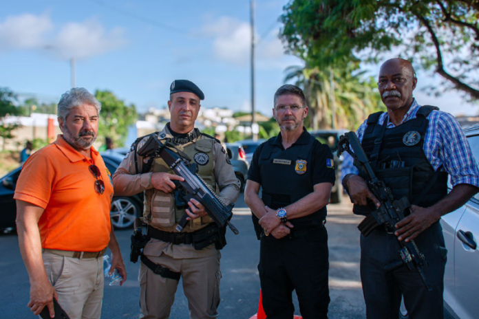 Com o objetivo de ampliar a segurança da população, foi realizada na última sexta-feira de abril, pela Prefeitura de Lauro de Freitas, em parceria com as polícias Civil e Militar, a segunda edição da Operação Lauro Seguro cidade da regiao metropolitana de salvador reforca policiamento