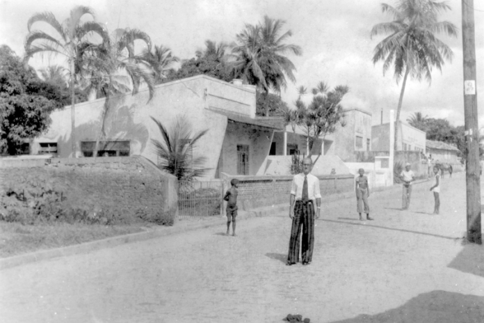 Indicado pelo regime militar de 1964, Ismael Ornelas Farias foi o 8º prefeito (1973 a 1979). Na foto, ele confere obras na então rua do Oiente, hoje rua Amarílio Thiago dos Santos fotos antigas de lauro de freitas