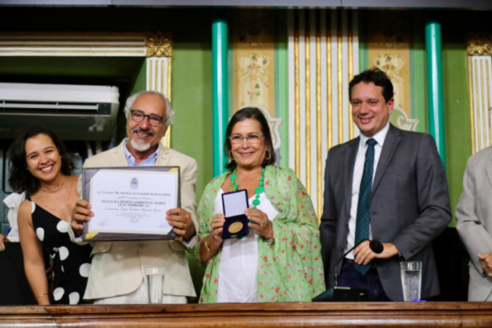 Por indicação do vereador André Fraga (PV), Paulo Serra foi contemplado pela Câmara Municipal de Salvador com a Medalha do Mérito Ambiental Mário Leal Ferreira paulo serra participa da flipelo 2026