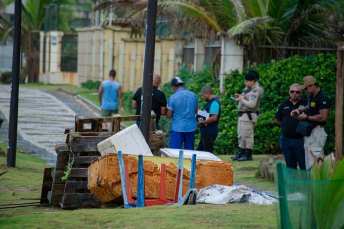 As ocupações irregulares em áreas ambientalmente protegidas podem provocar degradação ambiental, comprometer a paisagem, afetar as condições sanitárias e restringir o uso coletivo da orla prefeitura de lauro de freitas mantem fiscalizacoes na orla