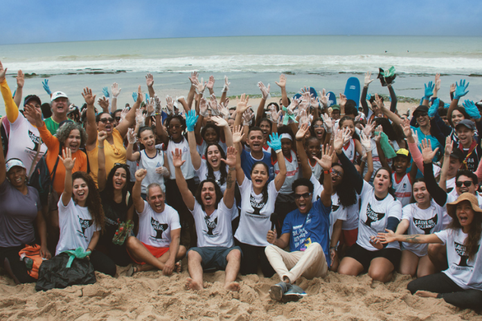 Ação na Praia do Surf, em Vilas do Atlântico, busca sensibilizar a população sobre a poluição marinha e promover a educação ambiental na prática lauro de freitas se prepara para mais um cleanup day