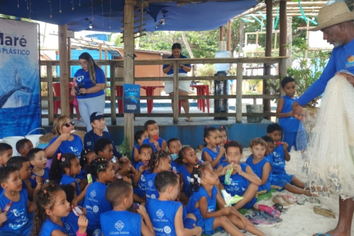 Crianças da Escola Rotary de Quingoma vivenciaram uma ação ambiental do Projeto Maré sem Plástico, na praia de Buraquinho criancas de projeto social de lauro de freitas aprendem sobre o mar e a pesca consciente