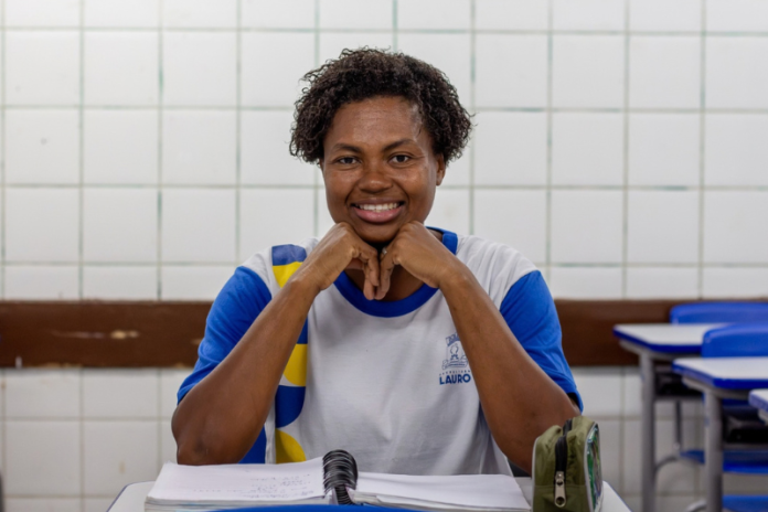 A estudante Maria Elisângela Pena Forte do Sacramento, de 37 anos, da Escola Municipal Itamar Oliveira Rodrigues, ficou entre as finalistas do Concurso Cultural Jovem Jornalista 2026 estudante de lauro de freitas e finalista de concurso de jornalismo